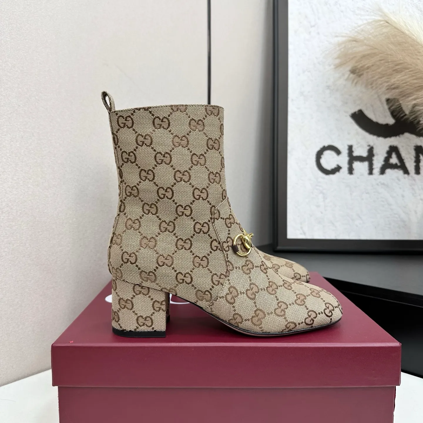 👟👟Ex-factory price 740👟👟 Gucci Gucci 2025G new autumn and winter classic horsebit thick heel short boots. The main series is finally available, and the products are worth looking forward to! Original classics create new designs ✨ Purchasing agent level! Full of high-end feel! A favorite among bloggers at home and abroad, it is retro and fashionable, easy to wear and looks great on your feet! Mainly recommended by the official website, new colors are constantly updated 🆕 ▪️Upper: original calfskin/cloth ▪️Inner lining: imported sheepskin ▪️Outsole: Italian leather outsole ▪️Heel height: 3.5cm ▪️Shoe size: 35-39 (40.41.42 can be customized)